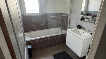 Secador de pelo, toallas, papel higiénico