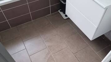 Haartrockner, Handtücher, Toilettenpapier