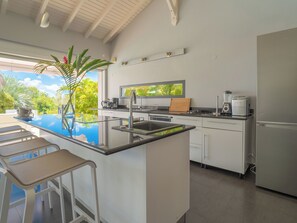 Réfrigérateur, micro-ondes, four, lave-vaisselle