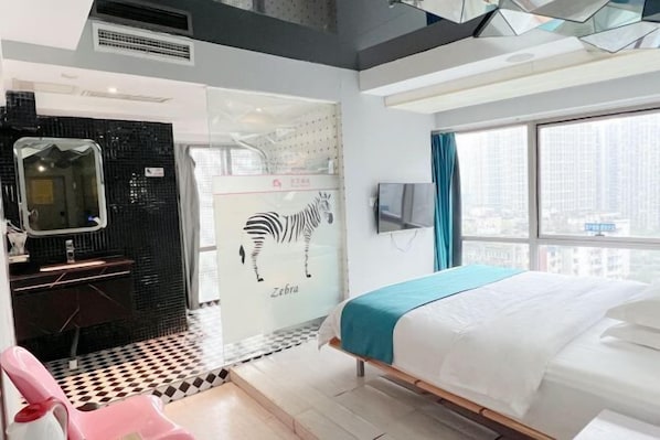 A modern hotel room with a bed, a bathroom with a zebra mural, a checkered floor, and a city view. - Beiai Hotel (Chongqing Daping Longhu Times Tianjie) (Chongqing)