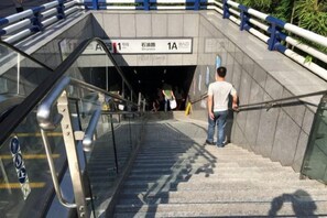 A staircase leading to a subway entrance with a sign indicating the direction to the subway. - Beiai Hotel (Chongqing Daping Longhu Times Tianjie) (Chongqing)