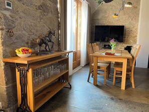 Dining - Maisonette apartment with wood-burning stove, large terrace, barrel sauna, 2-10 persons (Großharthau)