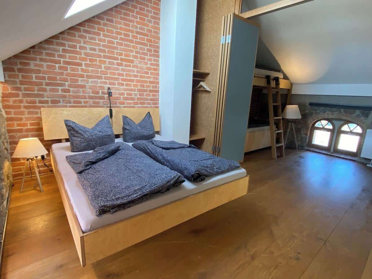 4 habitaciones, tabla de planchar con plancha y cuna de viaje 