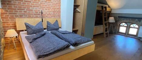 4 habitaciones, tabla de planchar con plancha y cuna de viaje