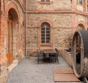 Outdoor dining - Maisonettewohnung mit Kaminofen, großer Terrasse, Faßsauna, 2-10 Personen (Großharthau)