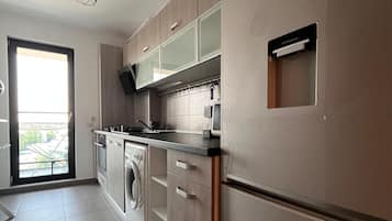 Fridge, microwave, oven, coffee/tea maker