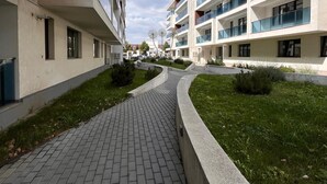 Ein modernes Gebäude mit einem Ziegelweg und Grünflächen.