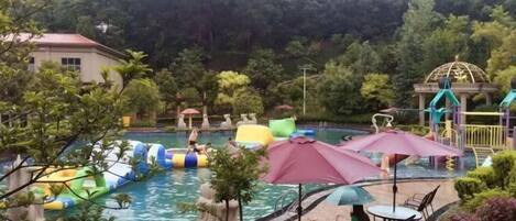 Kolam renang terbuka