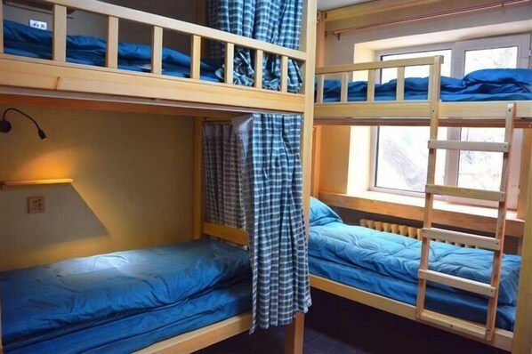 A bunk bed room with a window, a desk with a lamp, and a curtain. - Daoxiang International Youth Hostel(Harbin Central Avenue) (Harbin)