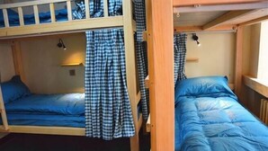 A bunk bed room with a window, a wall-mounted light, and a curtain. - Daoxiang International Youth Hostel(Harbin Central Avenue) (Harbin)
