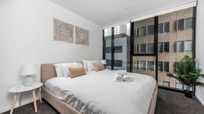 3 bedrooms, desk, free WiFi, bed sheets - Modern City Escape Phillip ACT (Phillip)