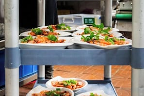 Une présentation de plats sur une étagère métallique.