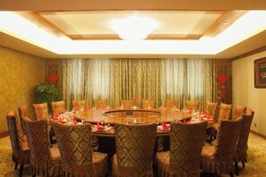 A conference room with a round table, chairs, and a large window with curtains. - Halcyon Hotel & Resort (Yingtan)