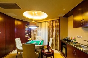 Une pièce équipée d’une table de billard, d’un bar et d’un coin repas.