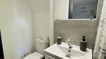 Douche, serviettes fournies, savon, shampoing