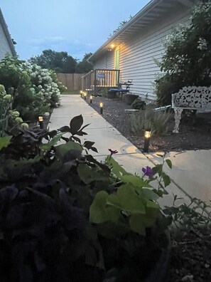 Property grounds - Guest suite sleeps 18 with 7 bedrooms just 10 miles from the U of I!! (Saint Joseph)