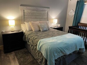7 bedrooms, iron/ironing board, WiFi, bed sheets - Guest suite sleeps 18 with 7 bedrooms just 10 miles from the U of I!! (Saint Joseph)
