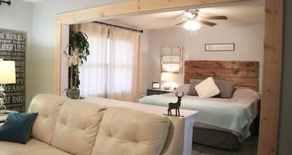 Guest suite sleeps 18 with 7 bedrooms just 10 miles from the U of I!!