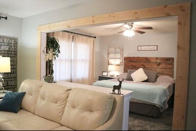 Guest suite sleeps 18 with 7 bedrooms just 10 miles from the U of I!!