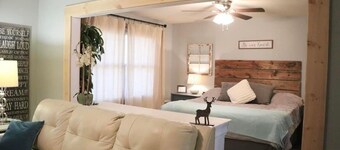 Guest suite sleeps 18 with 7 bedrooms just 10 miles from the U of I!!