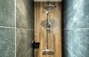 Shower, hair dryer - Lovely home in Sonlez with sauna (Sonlez)