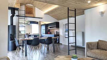 Una Smart TV, una chimenea