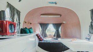 1 habitación, tabla de planchar con plancha, internet y ropa de cama 