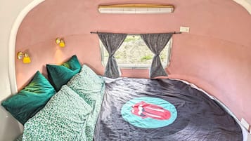 1 bedroom, iron/ironing board, internet, bed sheets