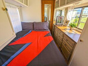 1 bedroom, iron/ironing board, Internet, bed sheets - David Bowie Trailer - Bowie Themed Vintage Trailer (Paso Robles)