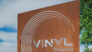 Letrero de VINYL Vineyards con un rótulo de entrada.
