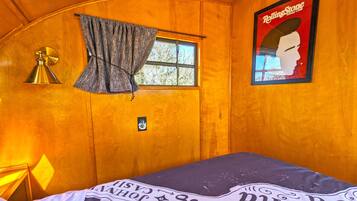 1 bedroom, iron/ironing board, internet, bed sheets