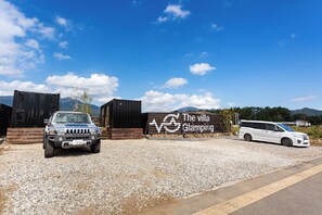 Property grounds - The Villa Glamping Kawaguchiko (Fujikawaguchiko)