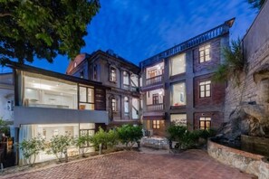 Un edificio de varios pisos con un patio interior, que presenta una mezcla de arquitectura moderna y tradicional.