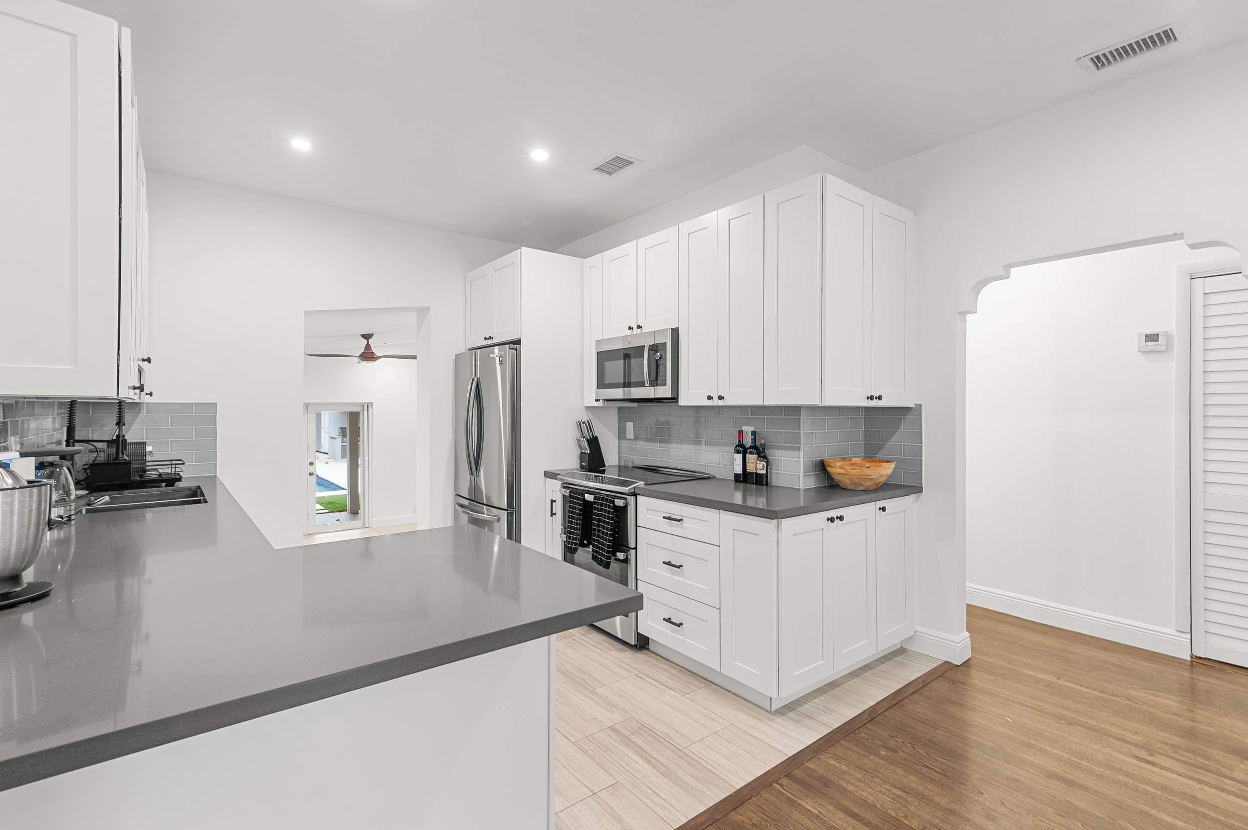 Een koelkast, een microgolfoven, een oven, een kookplaat