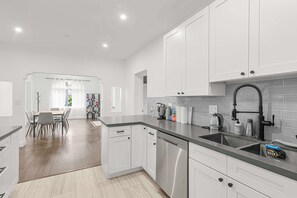 Køleskab, mikrobølgeovn, ovn, kogeplade