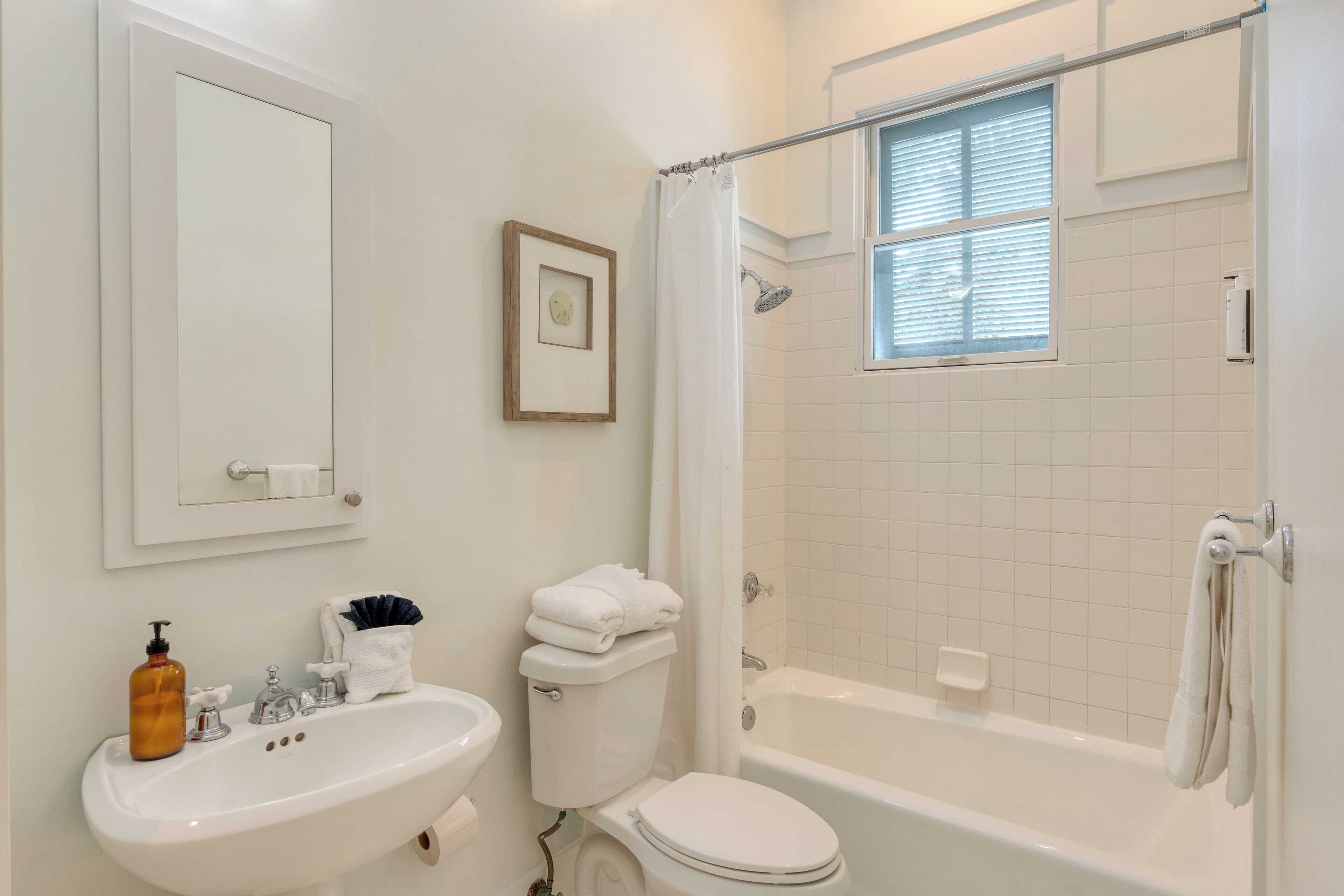 Une salle de bain avec un lavabo, des toilettes et une baignoire.
