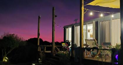 Refuge between the Sea and the Lagoon