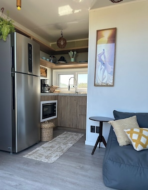 Enjoy cooking in the kitchen with an oven and refrigerator, and relax in the adjacent seating area.