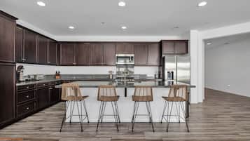 Refrigerador, microondas, horno y parrilla de estufa