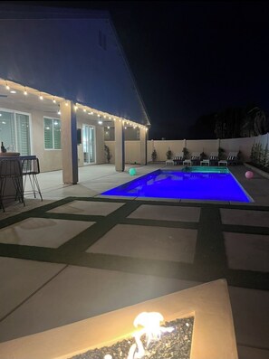 Una piscina al aire libre, una piscina climatizada