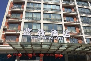 A multi-story hotel building with balconies and a clear sign displaying the name and contact number. - Blue Sen Hotel (Tiantai Mountain Scenic Area) (Tiantai County)