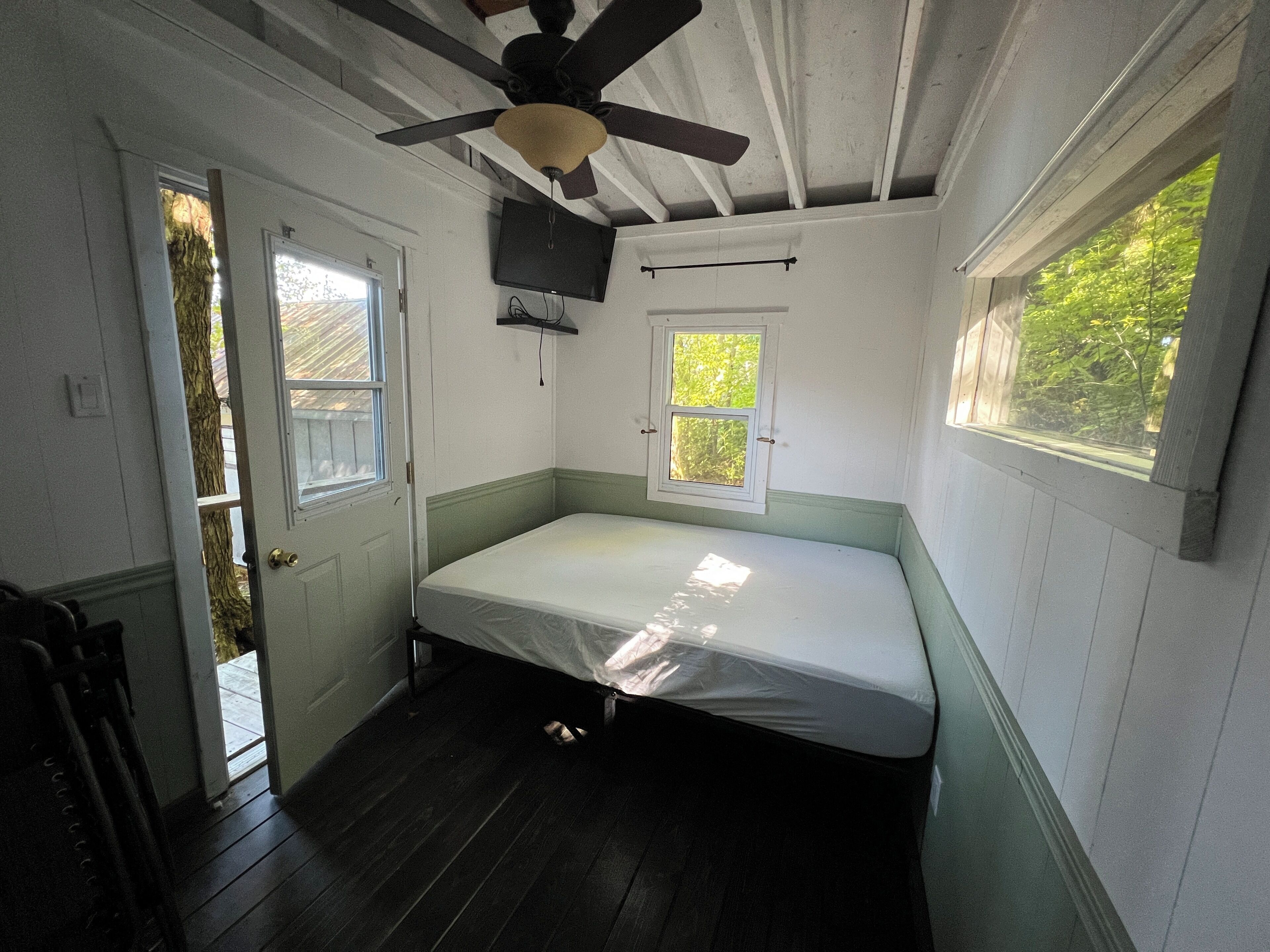 Newly Renovated Waterfront Cottage on Lake Inlet on Honey Harbour