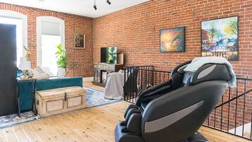 Smart TV, fireplace, DVD player, books