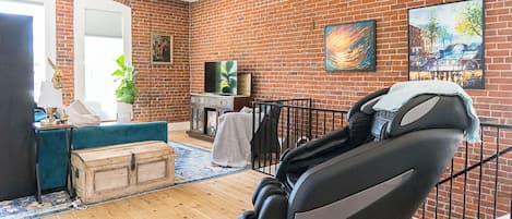 Smart TV, fireplace, DVD player, books