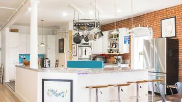 Coffee/tea maker, fridge, microwave, oven