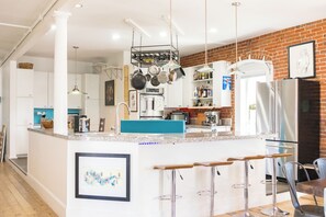 Réfrigérateur, four à micro-ondes, un four, surface de cuisson