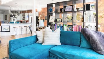 Smart TV, fireplace, DVD player, books