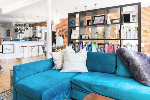 Smart-tv, een open haard, een dvd-speler en boeken