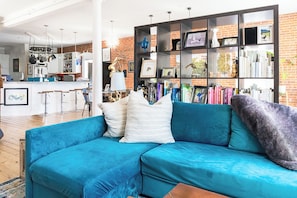Smart TV, chimenea, reproductor de DVD y libros