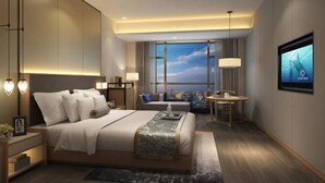 Una habitación de hotel moderna con una cama grande, un escritorio y vistas a la ciudad.